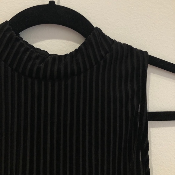 Black Velvet Crop Top - Picture 4 of 6